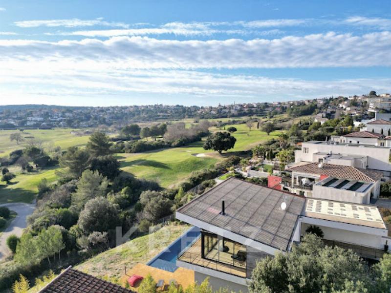 Une table dressée élégamment à la maison, reflétant l’art de vivre français pour un repas convivial et raffiné